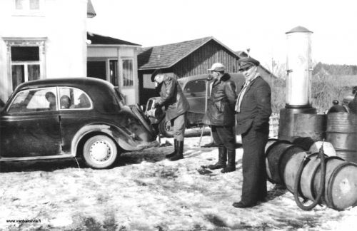 Auton tankkausta Kälviän KPO:lla
Konrad Rantala tankkaa autoa Kälviän KPO:lla. Muut henkilöt tuntemattomia.
Simo Kivelän kirjoittama tarina "Sarvipussin kantaja" kertoo Konrad Rantalan elämästä. 
Tarinan voi lukea osoitteessa www.vanhakalvia.fi (linkki Tarinoita Kälviältä). 
Keywords: Rantala