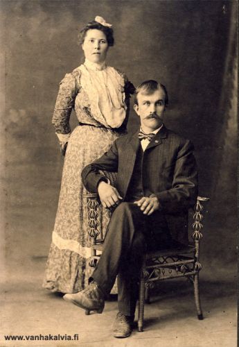 Matilda Rantala - Berg
Kuvassa Kalle Viktori Rantalan sisar Matilda Rantala (5.10.1873-26.1.1945, Kongenkari 2). Kuva on vihkikuva, joka on otettu pohjois-Chicagossa, Illinoisissa 1900 luvun alussa. Aviomies oli Ernst Berg Ruotsin Essvikistä. 
Matilda Rantala matkusti joulukuussa 1898 New England-laivalla Bostoniin ja sieltä edelleen New Yorkiin. Laivan matkustajaluettelosta löytyy tieto, että Matildalla oli mukanaan matkarahaa kaksi ja puoli dollaria. Matkakumppanina oli kokkolalainen Maria Holmsten.

Keywords: Rantala Berg Chicago Illinois USA Essvik Sverige