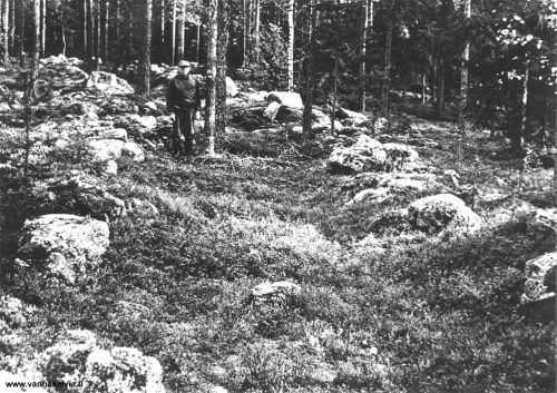 Ratsupolku Ullavaan
Ullavaan menevää ratsupolkua Hillin Harjanmäellä. Leveyttä polulla on runsas metri. Se jäi pois käytöstä, kun Ullavan kärrytie rakennettiin 1794-97.
Keywords: Ullava