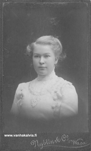 Tuntematon nainen
Kukahan mahtaa olla tämä tuntematon nuori nainen? Kuva on otettu Vaasassa ja se on Riihimäen talon kuva-albumeista.
