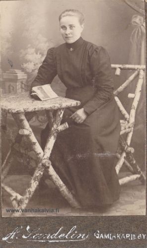 Tuntematon nainen
Kokkolassa kuvatun naisen nimi ei ole tiedossa. Olisiko hän kotoisin Ruotsalolta, ehkä Nissilästä?
