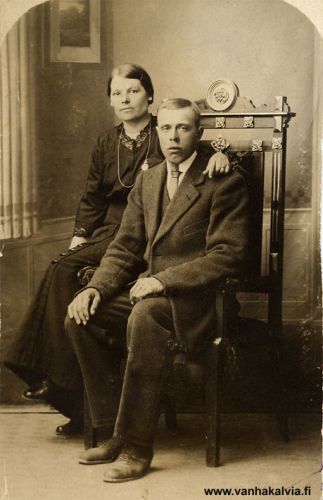 Kalle ja Hilma Rautio
Hilma Järvi (Järvi 22) ja Kalle Rautio (Rautio 13) kihlakuvassa vuoden 1915 tienoilla.
Keywords: Rautio Järvi 