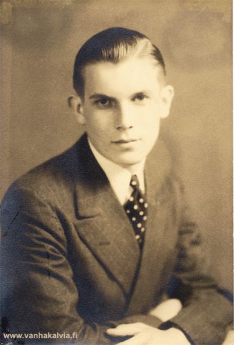 Hugo Reinhold (Reino) Lake
Hugo Reinhold Lake oli syntynyt 21.6.1921. Vanhemmat olivat Tyyne Adele Tuomaala (Karhuoja 10) ja Arvid Dimitri Järvi (Suonperä 25). Reino Lake oli ammatiltaan arkkitehti ja kuvataiteilija. Hän kuoli vuonna 1975 auto-onnettomuudessa. 
Keywords: Tuomaala Karhuoja Järvi Suonperä Lake Massachusetts USA  