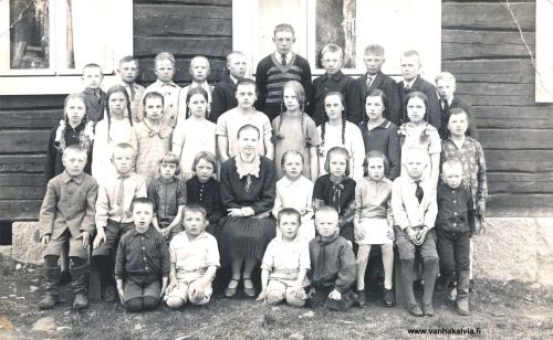 Ridankylän koululaisia
Ridankylän kansakoululaiset 1920-luvun loppupuolella. Opettajana Elsa Kilpinen. 
Takana vas. Erkki Laakso, Vilho Saari, Aaro Hassinen?, Martti Hankaniemi, Lauri Langelin, Vilho Rita, Veikko Rita, Vilho Hankaniemi, Lauri Peltoniemi, Oskari Rita.
Kolmas rivi vas. Liisa Peltomaa, Anna Plusisaari (Mäkelä), Senni Huhtala (Kuronen), Aune Herronen (Prest), Sisko Herronen, Salli Herronen (Lerbacka), Jenny Koivukangas, Lempi Saari, Vieno Herronen (Vähähyyppä), Hilja Saari (Luhta).
Toinen rivi vas. Matti Rita, Ahti Hassinen?, Alli Peltoniemi, Annikki Peltomaa (Kykyri), opettaja Elsa Kilpinen, Sanni Huhtala, Alli Plusisaari, Vilma Saari, Asser Hassinen, Jaakko Rita.
Edessä vas. Leevi Laakso, Benjam Saari, Oiva Saari, Aarne Hassinen.

Keywords: Laakso Saari Hassinen Hankaniemi Langelin Rita Peltoniemi Peltomaa Plusisaari Huhtala Herronen Koivukangas Kilpeläinen 