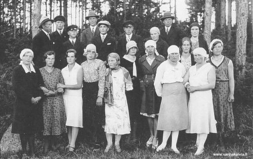Ridankylän nuorta väkeä
Takana vas. Antti Mutkala, Aimo Peltoniemi (Huhtala 15), Edvin Laakso (Lakso 17), Reino Sillanpää (Plusisaari 5), Veikko Haapaniemi (Lakso 16), Yrjö Saari (Plusisaari 6), Alli Sillanpää (Plusisaari 5), Hugo Hassinen (ks. Huhtala 15), Huhtalan palvelija.

Edessä vas. Sisko Haapaniemi (Lakso 16), Valma Saari (Rajala 7 Kumpula), Taimi Peltoniemi (Huhtala 15), Tyyne Huhtala (Hassinen 25), Vieno Polso Kaustiselta, Sylvi Hankaniemi (Hassinen 24), Fanny Huhtala (Hassinen 25), Aini Hankaniemi (Hassinen 24), Linnea Peltoniemi (Huhtala 15), Ingrid Hassinen (Rajala 5 Kumpula), Aune Sillanpää (Plusisaari 5).

Keywords: Mutkala Peltoniemi Laakso Sillanpää Haapaniemi Saari Hassinen Rajala Huhtala Hankaniemi Polso Kaustinen