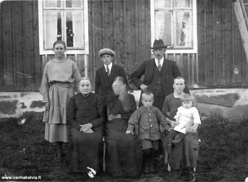 Riihimäellä 
Kuva on otettu Riihimäellä 1920-luvulla.  Alarivissä oik. Antti Emil Riihimäen puoliso Ellen Riihimäki (os. Matinjussi), sylissä tytär Maiju ja vieressä poika Antti. Kuvassa keskellä istuu Antti Emil Riihimäen äiti Kaisa Loviisa (o.s. Porko, s. 1861, Riihimäki 13) sekä hänen vieressään vasemmalla Loviisa Riihimäki (o.s. Nissilä, s. 1844, Riihimäki 12).
Ylärivissä oik. Antti Emil Riihimäki, keskellä Otto Tuomaala (Tuomaala 21) ja vas. Hilja Luoto (Luoto 27). Hilja Luoto oli palveluksessa Riihimäen talossa 1920-luvulla. Huhtikuussa 1930 hän muutti Kanadaan. 

Keywords: Riihimäki Tuomaala Peitso Luoto Canada Kanada Porko Nissilä