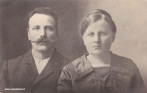 Eetu ja Mari Porko
Kuvan pariskunta on tunnistettu Eetu ja Mari Porkoksi. Eetu eli Erik Porko meni naimisiin leskeksi jääneen Marin eli Maria Pelttarin (o.s. Saarala) kanssa 13.8.1922. Marin puoliso Antti Pelttari kaatui Tampereella 28.3.1918 ja hänet on haudattu Kokkolan sankarihautaan. Puolisoita ei ole kuvattu yhdessä, kuva on yhdistetty kahdesta erillisestä kuvasta ja yhdistämisestä on jäänyt jälkiä kuvaan. Eetu ja Mari asuivat Porkon "Tätilässä".

Keywords: Porko Pelttari Saarala