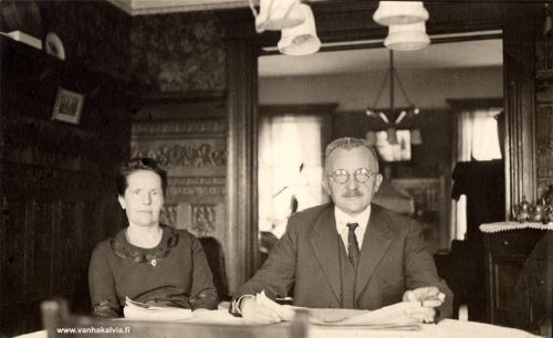 Antero ja Maria Riippa
Antero oli vanhin Penttilän lapsista ja lähti Amerikkaan 1893 (s. 16.2.1866 - k. 23.6.1949 Brooklyn, New York City, USA, Penttilä 26). Vaimo Maria Törni (s. 28.3.1876 - k. 27.2.1949 Brooklyn, New York City, USA) oli kotoisin Alahärmästä. Pariskunnalla oli lapset Arvo (1896-1949), Veli (s. 1897) Impi (s. 1900), Andrew (1912-1937), Laila, Ida (s.1916), Kerttu ja Armas.
Antero Riippa oli työskenteli toimittajana aluksi Siirtolainen-lehdessä ja vuodesta 1894 Päivälehdessä. Vuosina 1925-1947 hän oli New Yorkin uutisten päätoimittaja. Hän osallistui myös monien amerikansuomalaisten yhdistysten toimintaan. 
Keywords: Riippa Törni Alahärmä Brooklyn NewYork USA