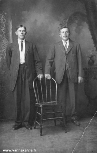 Rikhard Kallinen Amerikassa
Oik. Rikhard Kallinen (1887-1961) Amerikan reissulla kuvattuna. Vasemmalla oleva mies tuntematon. Mahdollisesti hän on Rikaartin nuorempi veli, vuonna 1891 syntynyt Juho Aatu Kallinen. Rikaarti teki kaksi matkaa Amerikkaan. Ensimmäiselle matkalle hän lähti v. 1906 Toholammilta. Tältä reissulta hän palasi parin vuoden kuluttua ja meni naimisiin Rosa Kiviahon kanssa. Seuraavalle reissulle Amerikkaan he he lähtivät yhdessä. Rikaarti louhi hiiltä ja Roosa piti poortitaloa kaivosmiehille. Terveydelliset syyt pakottivat heidät palaamaan Suomeen. Kälviältä löytyi sopiva talo ja vuonna 1926 he muuttivat Mikkolaan (Mikkola 24). 
Juho Aatu Kallinen jäi reissulleen ja kuoli Kanadassa, Sudburyssa, Ontariossa 4.8.1946. Hänen puolisonsa oli toholampilainen Lempi Hietala ja heillä oli poika Kaarlo.


Keywords: Kallinen Kiviaho Mikkola Toholampi Wyoming Cambria Massachusetts USA Canada Kanada Sudbury Ontario Hietala 