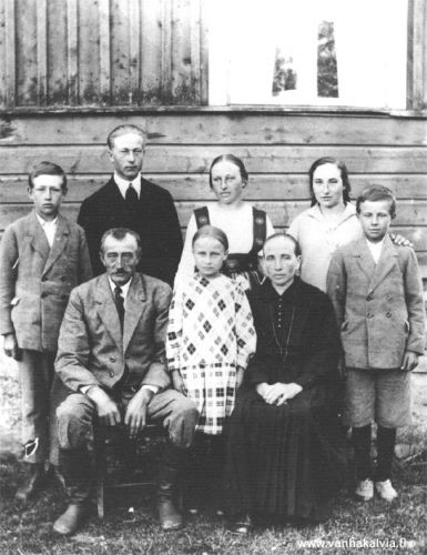 Rimmen väkiä
Takana vas.  Aimo, Pauli, Tyyne, Rauha ja Hannu Rimmi. 
Edessä Matti-isä, Elli ja Johanna-äiti. (Rimmi 20)
Matti Rimmi (1870-1950), Johanna (o.s. Nissilä, Nissilä 20) (1881-1932)


Keywords: Rimmi Nissilä