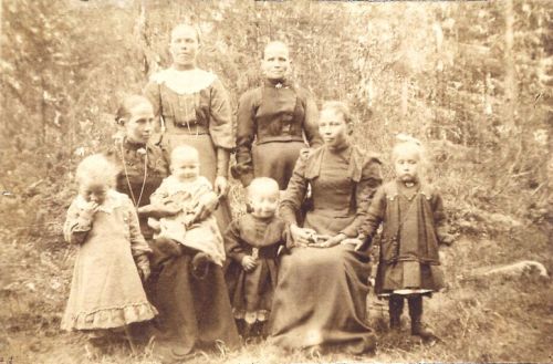 Rimmen sisarukset lapsineen
Juho Riihimäen ja Maria Pelttarin (Rimmi 19) tyttäret lapsineen.
Vasemmalla istumassa Brita Johanna Kippo ja lapset Sylvi ja Eino (Kippo 25). 
Vas. seisomassa Ida Sofia Porko (Porko 14) ja hänen vieressään Maria Emilia Heikkilä (Heikkilä 19).
Istumassa oik. nuorin tämän katraan sisaruksista, Lyydia Heikkilä ja lapset
Jenny ja Lenni (Heikkilä 18). Jenny on kuollut nuorena.
Keywords: Riihimäki Pelttari Rimmi Kippo Porko Heikkilä