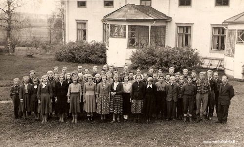 Rippikoulukuva vuodelta 1952
Takana kirkkoherra Kaukovaara, oikealla kuvassa silloinen kanttori Reino Hietala. 

Keywords: Kaukovaara Hietala 