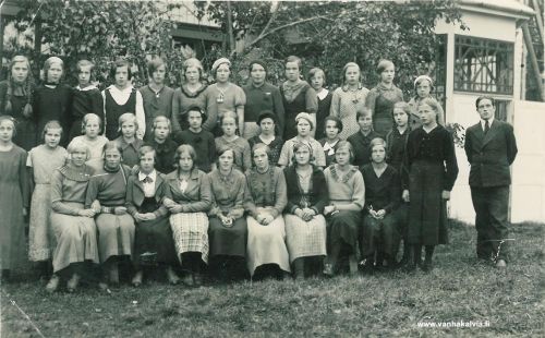 Rippikoulutytöt 1935
Kuvan takana lukee Rippikoulutytöt 1935. Ylärivissä seitsemäntenä vasemmalta mahdollisesti Aili Passoja (Passoja 26). Muiden tyttöjen nimet eivät ole vielä tiedossa.
Jos tunnistat henkilöitä, laittaisitko viestin osoitteeseen vanhat.kuvat@vanhakalvia.fi  Kiitos avustasi!


Keywords: Passoja