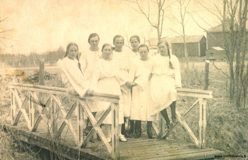 Rippikoululaisia n. 1922
Kuvassa rippikoululaisia vuodelta n.1922. Takana vas. Rauha Matkala (myöh. Haglund, Matkala 4), takana keskellä Sylvi Karhulahti, (myöh. Järvi, Karhulahti 31). Edessä toinen vas. Kerttu Halminen (myöh. Parpala, Kytölän torppa) sekä toinen oik. Martta Karhulahti (Karhulahti 28). Reunimmaiset tytöt oikealla ja vasemalla vielä tunnistamatta, samoin takana oikealla oleva tyttö.
Keywords: Matkala Haglund Karhulahti Järvi Halminen Parpala