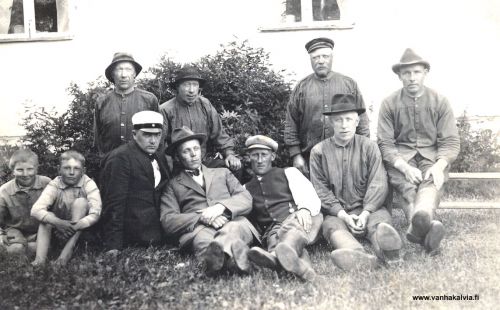 Ridan miesporukka
Takana vasemmalta lähtien Rikhard Rita, Viljami Rita, Vihtori Rita, Eeti Rita. 
Vasemmalla istuvaa kahta poikaa ei ole tunnistettu. Ylioppilas on Viljo Tikanoja (s. 1899, Tikanoja 15). Sitten seuraavat Väinö Porkola (Porkola 24), Fritiof Herronen (Herronen 21) ja Aleksander Rita.

Kuva on otettu Ridan Mestarintalon edessä mahd. 1920-luvun alussa. Mestarintalon rakensi Tobias Rita (myöh. Renell, Rita 18). Rikhard (1875-1942), Viljami (1863-1928), Vihtori (1869-1927) ja Aleksander (s. 1894) ovat hänen lapsenlapsiaan (Rita 25).  Eeti Rita (1888-1972) on toista Ridan perhettä (Rita 29). 

Viljo Tikanojasta tuli myöhemmin Kuopion srk:n kirkkoherra. Hän oli hyvä viulunsoittaja. Haavoituttuaan sodassa hän ei voinut enää soittaa. Viljo Tikanoja teki tutkimuksen Kälviän srk:n vaiheista 1639-1939 pitäjän 300-vuotisjuhlaa varten. 

Keywords: Rita Tikanoja Porkola Herronen 