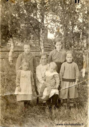 Roimaksen lapset
Roimaksen (Råman) lapset vuonna 1922. 
Takana Pentti (s. 1909) ja Elsa (s. 1906). Edessä vasemmalla Lempi (1914-1969), istumassa Martta (1904-1986) ja oikealla Liisi (s. 1911). Marttan sylissä Paavo (s. 1918).
Perhe löytyy Kumpulan numerosta nimellä Vuokraaja (JK II, s. 509). Alkuperäinen sukunimi oli Råman, se muutettiin vuonna 1935 muotoon Roimas. Kuvaaja on ollut Jukka Hakala.

Keywords: Råman Roimas Kumpula  