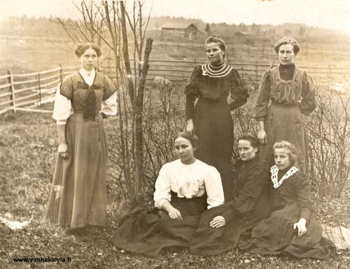 Amerikkaan lähdössä
Takana oikealla on Rosa Tuomaala (m. Hilli, 1884-1923, Karhuoja 10). Vasemmalla seisova tyttö näyttää olevan Rosan sisar Sofia Irene Tuomaala (m. Valkama, s. 1886). Muiden nimet eivät ole tiedossa. 
Olisiko kuva otettu Rosan Amerikkaan lähdön muistoksi, kun ilmeet ovat niin vakavat? Kevät on jo aika pitkällä, joten kuvaushetki lienee ajoittunut huhtikuun lopulle tai toukokuun alkuun. Caronia-laivan matkustajatietojen mukaan Rosa saapui New Yorkiin 2.6.1913.
Amerikassa Rosa Tuomaala meni naimisiin Jannes Hillin (John Hill) kanssa (Hilli 16) ja heille syntyi kaksi poikaa. Avioliitto oli Jannekselle toinen. Ensimmäinen vaimo Brita Johanna Heikkiniemi (Heikkiniemi 18) oli kuollut 1910. Hillin perheen asuinpaikkana oli Independence, Washington.  
Jos tiedossasi on jotain kuvaan liittyvää, lähettäisitkö viestin osoitteeseen outi.jarvi (at) gmail.com. Voit myös ottaa yhteyttä Kälviän kotiseutuyhdistykseen. Kiitos avustasi!




Keywords: Tuomaala Karhuoja Valkama Heikkiniemi Hill Hilli Independence Washington USA