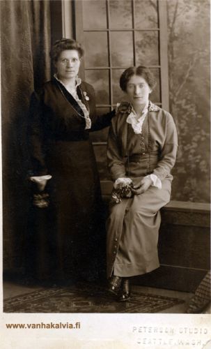 Rosa Tuomaala - Hill
Kuvassa oikealla Rosa Maria Tuomaala (1884-1923, Karhuoja 10). Rosa lähti Amerikkaan vuonna 1913 ja meni siellä naimisiin Jannes Hillin (John Hill) kanssa (1875-1963, Hilli 16). Asuinpaikkana heillä oli Independence, Washington. Kuva on otettu Seattlessa. Vasemmanpuoleisen henkilön nimi ei ole tiedossa.
Keywords: Hilli Hill Tuomaala USA Washington Independence Seattle 