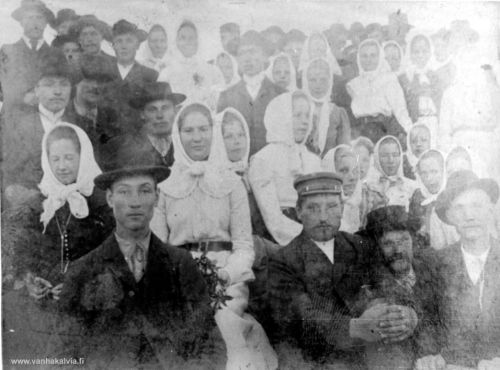 Ruohtalolaisia Mansikkakarilla 1905
Kuva on peräisin Järven valokuvista. Alhaalla vas. Matti Valkama (Valkama 14), Jannes Hakunti (Hakunti 23), Antti Heikkilä (vapaaherra, Heikkilä 16) ja Viljami Valkama (Valkama 14). Toisessa rivissä toisena, valkeassa asussa, on Sofia Valkama (m. Riihimäki, Valkama 14) ja hänen takanaan vasemmalla Jannes Järvi (Järvi 22)  ja oikealla Hilma Järvi (m. Rautio, Järvi 22).
Sama kuva on löytynyt Nissilän Hilman (Nissilä 20) valokuvien joukosta. Kuvan taakse hän on kirjoittanut: "Eräs kesäkuun ilta Mansikkakarissa 1905. Hilma". Nuorison retkipaikka on voinut olla Marinkaisten Mansikkakari tai sitten jompi kumpi Rytikarin nykyisistä Maasikkakareista. Toinen niistä on pieni saari Rytikarin puolella lähellä Kunnarinpauhaa ja toinen on Pirskerinniemen eteläpuolella eli Junnilanrannan puolella. Vanhoissa kartoissa Maasikkakarin nimi on ollut Mansikkakari.
Keywords: Valkama Hakunti Heikkilä Järvi Mansikkakari Maasikkakari Nissilä
