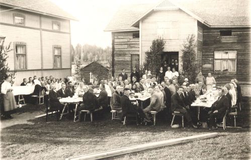Häät Ruokojalla
Otto Ruokojan ja Lyyli Lehdon häät juhannuksena 1926.
Otto Ruokoja, s. 1896 (Ruokoja 19).  Lyyli Lehto, s. 1897 (Pietilä 25). Vihkiparin takana Fanny Ruokoja sylissään Kaarina,vieressään Ingrid. Edessä Kalle Ruokoja sylissään Pentti.
Keywords: Ruokoja Lehto Pietilä