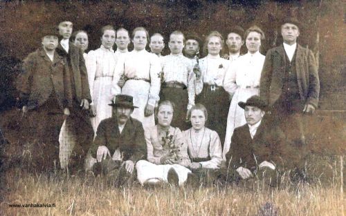 Tuntemattomia ruotsalolaisia 
Kuva on peräisin Vilhelmina Huhdan (s. Hakunti, 1879-1949, Hakunti 18) albumista. Vilhelmina on itse takarivissä keskimmäisenä (seitsemäs oikealta ja vasemmalta).
Muita henkilöitä ei vielä ole tunnistettu, mutta he ovat luultavasti Hakuntin, Hakalan ja ehkä Karhulahden väkeä. Jos tunnistat henkilöitä, ottaisitko yhteyttä osoitteeseen outi.jarvi (at) gmail.com. Voit myös ottaa yhteyttä Kälviän kotiseutuyhdistykseen. Kiitos avustasi!
Keywords: Hakunti Huhta