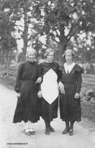 Ruotsalon neitoja
Vasemmalla Saara Hakunti (aviol. Hirvi), keskellä Kyllikki Pietilä (aviol. Prest) ja oikealla Laina Ingalsuo (aviol. Pietilä).
Keywords: Hakunti Hirvi Pietilä Prest Ingalsuo