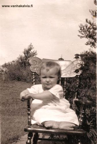 Ruth Hannula 7 kk
Kuvassa on Edla Elfrida Kykyrin ja Oskar Hannulan tytär Ruth (1920-2010). Kuvan taakse Ruthin äiti Frida Hannula (o.s. Kykyri, Kykyri 26) on kirjoittanut: "Ruth on tässä kuvassa 7 kuun vanha". Ruth Hannulan syntymäpaikka oli New Ipswich, New Hampshire. Ruth työskenteli Sylvanian tehtaalla Hillsboroughissa, New Hampshiressa, elektroniikan kokoonpanotehtävissä. Hän oli naimisissa ja seitsemän lapsen äiti.
Keywords: Kykyri Hannula USA NewHampshire NewIpswich 