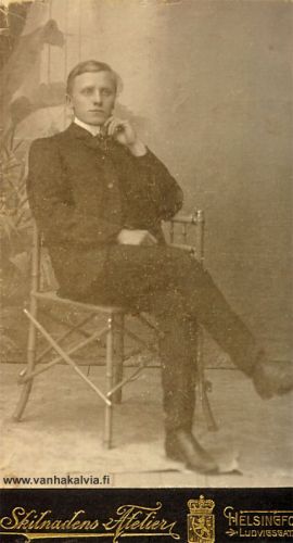 Kalle Saarala nuorena miehenä
Kalle Saarala (1884-1960, Saarala 31) Helsingissä nuorena miehenä. 
Hän toimi opettajana Välikylän ja Peltokorven kouluilla eläkeikäänsä asti. 
Keywords: Saarala