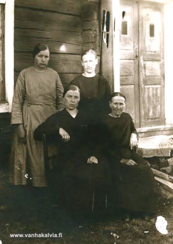 Sahamäellä
Takana vasemmalla Lempi Kykyri (s. 1908, myöh. Nissi, Kykyri 25) ja oikealla Aili Kykyri (1901-1957, Kykyri 28). Istumassa vasemmalla Edla Porkola (1895-1969, Porkola 23) ja oikealla Selma Kykyri (1873-1947, Kykyri 28),
Keywords: Kykyri Sahamäki Porkola Nissi