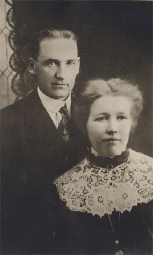 Lilja ja Johan (Jani) Salo 
Kuvassa on Lilia Matilda Tuomaala (Tuomaala 17) miehensä Johan (Jani) Salon kanssa. Kuva lienee otettu Amerikassa, kuvauspaikka voi ehkä olla Bessemer, Michigan.

Johan Salo (alunp. Johannes Tolvanen, s. Maaningalla 3.11.1886, k. 21.4.1967) on vihitty toiseen avioliittoonsa Lilja Matilda Tuomaalan (s. 27.7.1882, k. 7.5.1970) kanssa 27.5.1916 Bessemerissä, Michiganissa. Pariskunta muutti jossain vaiheessa Yhdysvalloista Venäjälle ja ovat sieltä palanneet Suomeen.  Vuonna 1945 he muuttivat nimensä Tolvasesta Saloksi.

Johannes Salon vanhemmat olivat Maria Sofia os. Juntunen ja Taavetti Juhana Tolvanen. Hänet vihittiin ensimmäiseen avioliittoonsa 20.4.1912 Maria Lovisa Oksasen kanssa. Pariskunta lähti Kanadaan syksyllä 1912 ja Maria Lovisa kuoli 20.11.1914.
Lilia Tuomaala lähti Kälviältä Amerikkaan vuonna 1905.

Keywords: Salo Tuomaala Tolvanen Maaninka Juntunen Oksanen Bessemer Michigan USA Canada Venäjä 