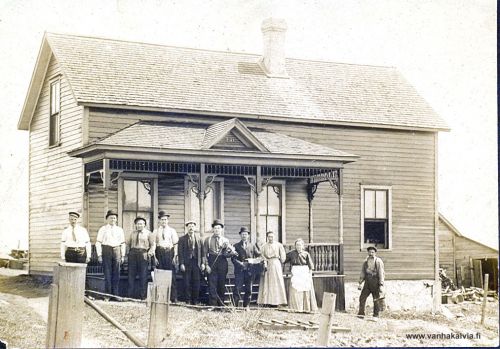 Sanfrid Korpijärvi Amerikassa
Kuvassa Sanfrid Korpijärvi (1884-1936, Korpijärvi 21) kannattelee harmonikkaa viulua soittavan miehen vieressä. Oliskohan talkuukset menossa ja vähän soiteltu välillä?

Sanfrid teki kaksi Amerikan reissua. Ensimmäinen matka oli vuosina 1902-1907 ja toinen 1909-1914. Ei ole tietoa kummalta reissulta tämä kuva on, eikä myöskään tietoa ketä muut kuvassa olijat ovat. Paikkakunta ei liioin ole tiedossa, mutta vuonna 1909 Sanfridin asuinpaikkana on ollut Ironwood, Michigan.

Sanfrid Korpijärvi is holding an accordion (to the right from the violinist). If you can identify persons in this photo or the place where the photo is taken (eventually Ironwood, Michigan), would you, please, contact Vanha Kalvia. Thank you for your assistance!
Keywords: Korpijärvi Ironwood Michigan USA