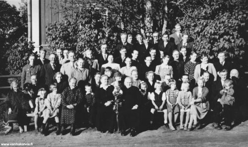 Sanna Jungan syntymäpäivät
Sanna Fredrika Jungan (1874-1962, os. Kaakko) 80- vuotissyntymäpäivien juhlavieraat kuvattuna Peitson Jungan talon pihassa 19.9.1954 (Peitso 31).



Keywords: Junka Peitso Kaakko Kalajoki Kannus