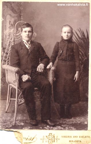 Viljami Karikka ja Selma Isaacson 
Viljami Karikka (s. 1878, Junkkila 15, Karikka 27) kuvattuna Lovisa-sisarensa tyttären Selma Isaacsonin (m. Nopola) kanssa. 
Kuva on otettu Minnesotassa vuoden 1900 tienoilla. 

Selma Sigrid Nopola o.s. Isaacson, s. 1892 Republic, Michigan, k. 04.10.1948 Palo, Minnesota. Puoliso: John Alfred Nopola s. 1886,  k. 25 Dec. 1955 White Towship, Minnesota. Lapset 1) Roy Alfred Nopola 1915-1998 2) Norma Eunice Nopola 1917-1975 3) Wilbur Willie Nopola 1934-1976.
Keywords: Karikka Junkkila Isaacson Nopola Virginia Minnesota USA 