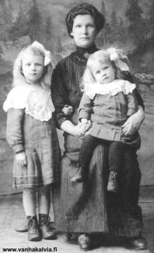 Serafiina Järvi lapsineen 
Viljam Järvi (1877-1936, Järvi 26) muutti Viipuriin ja tapasi siellä Serafiina Abelintytär Rouhiaisen (1879-1934), josta tuli hänen vaimonsa. Kuvassa Serafiina tyttäriensä Sirkku Inkerin (s. 1907) ja Vieno Mirjamin (s. 1910) kanssa. Kuva on mahdollisesti otettu Pietarissa. 
Keywords: Järvi Rouhiainen Viipuri 