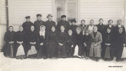 Tuntemattomia henkilöitä Kälviän seurantalolla
Ketähän henkilöt ovat ja mihin tilaisuuteen he ovat kokoontuneet?
Olisiko kuvassa mahdollisesti postinkantajia?
