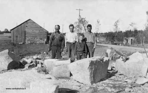 Sikalanojan siltatyömaalla
Peitsolla Sikalanojan siltatyömaalla vuonna 1932. 
Kuvassa vas. seppä Jalmari Luoto (Luoto 28), pikku vesipoika Viljo Ruokasalo sekä Julmalan veljekset Peräseinäjoelta. 
Keywords: Luoto Ruokasalo Julmala Peräseinäjoki 