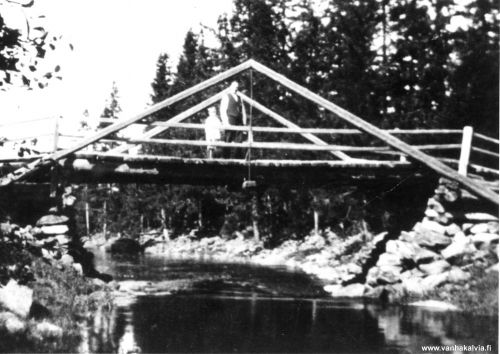 Porkon silta
Porkon silta Kälviänjoen ylitse Porkon kärrytiellä (nykyisin Porkontie). Silta oli tämän näköinen vielä 1970-luvulla, mutta kuva on otettu 1920-luvulla. 
