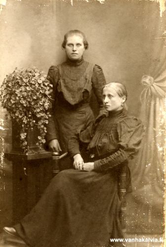 Sofia Tuomaala - Valkama
Takana seisomassa Sofia Irene Tuomaala (m. Valkama, s. 1886, Karhuoja 10). Edessä istuvaa henkilöä ei ole tunnistettu.

Keywords: Tuomaala Karhuoja Valkama 