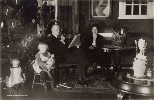 Joulunviettoa Lääkärinmäellä
Kälviän kunnanlääkäri Paavo Soini viettää joulua perheineen Lääkärinmäellä. Kuusen kynttilät on sytytetty ja joulukukat tuoksuvat pöydillä. Joulupukki on ehkä tuonut uusia nukkeja tyttärelle. Paavo Soini toimi Kälviän ja Ullavan kunnanlääkärinä 13.7.1926 - 15.6.1928 välisenä aikana. Paavo Soini oli myös aktiivinen suojeluskuntalainen ja toimi Kälviän suojeluskunnan esikunnassa. Paavo Soinilla ja vaimollaan Lyylillä (o.s. Warvikko) oli lapset Irma, s. 1921 ja Kalevi, s. 1927.
Keywords: Soini Warvikko 