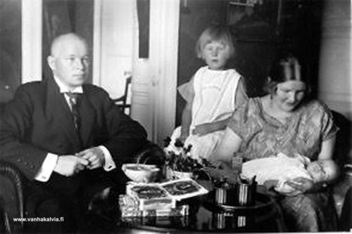 Kunnanlääkäri Soini perheineen 1927
Paavo Soini toimi Kälviän kunnanlääkärinä 13.7.1926 - 15.6.1928 välisenä aikana. Asuinpaikkana oli K.A.Toivosen (Renell) suunnittelema ja rakennuttama talo Lääkärinmäellä. Kalevi-poika syntyi 4.7.1927. Hänen syntymäpaikkansa oli Karstula, joka oli Lyyli-vaimon (o.s. Warvikko) kotipaikka. Irma-tyttö oli syntynyt 20.9.1921.
Keywords: Soini Toivonen Renell Warvikko Karstula