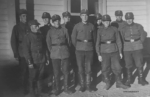 Sotamiehiä
Sotilaita seinustalla tuntemattomassa paikassa. Toinen vasemmalta Otto Viitala, synt. 1912. Muiden nimet eivät ole tiedossa. Jos tunnistat henkilöitä, lähettäisitkö tietoja sähköpostiosoitteeseen outi.jarvi (at) gmail.com tai Vanhan Kälviän facebook-ryhmään. Kiitos avustasi.
Keywords: Viitala