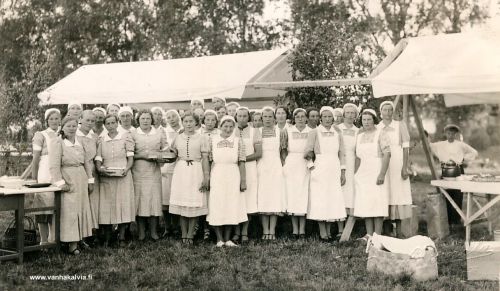 Kälviän seurakunnan 350-vuotisjuhlilla
Kälviän Seurakunnan 350-vuotisjuhlia vietettiin 6.8.1939. Riku Junnola on kuvannut juhlien emännät. 

Jos tunnistat kuvan henkilöitä, lähettäisitkö viestin Vanhan Kälviän sähköpostiin. Kiitos avustasi!
