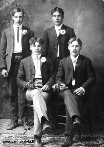 Juhla-asuiset miehet
Vasemmalla istuva mies on Matti Viljam (Ville) Karikka, alkujaan Junkkila (s. 1878, Karikka 27). Kuva on otettu Amerikassa ilmeisesti jonkin juhlan kunniaksi. 
Ville Karikka oli kahteen otteeseen Amerikassa, vuosina 1900-1905 ja 1906-1908. Vaimo Ida Johanna (o.s. Polvikoski) oli kotoisin Kannuksesta, ja sinne perhe muutti 1923.
Takana vasemmalla voi mahdollisesti olla Matti Junkkila (s. 11.12.1880). Hän oli Viljam Karikan serkku ja miehet olivat Amerikassa yhtä aikaa 1900-1905 välisenä aikana, joten kuva ajoittunee tuohon ajanjaksoon. Oikeanpuolisten miesten henkilöllisyys ei ole tiedossa.
Keywords: Junkkila Karikka Polvikoski Kannus USA