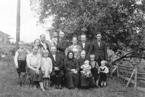 Suutarintuvan väkeä
Mäkelän Suutarintuvan väkeä. Takana vas. Kauko Sillanpää, Anni Mäkelä, Sylvi Mäkelä, Pentti Mäkelä, Eeva Mäkelä, Kalle Mäkelä, Kaino Roimela. 
Edessä vas. Viivi Sillanpää, Anneli Sillanpää, Matti Mäkelä, Lovisa Mäkelä, Elsa Roimela sylissä Kaisa, Samuli Roimela ja Paavo Roimela. 
Keywords: Mäkelä Roimela Sillanpää