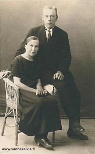 Jalmari ja Sylvi Järvi
Kihlapari Jalmari Järvi (Järvi 23) ja Sylvi Karhulahti (Karhulahti 31). Pariskunta vihittiin vuonna 1926.
Keywords: Järvi Karhulahti 