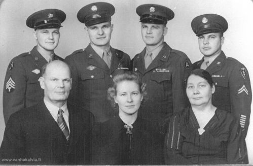 Syväjärven perhe - Jarvi family
Ernst Aleksander (Eeti, Eddi) Syväjärvi (1890-1960) ja Sofia Eufemia (Feemia) Huhtala (1885-1970) Kälviältä avioituivat Amerikassa 2.7.1910. Asuinpaikkana tuolloin oli Ironwood, Michigan. (Syväjärvi 19, Huhtala 12)
Perheeseen syntyi esikoisena Sulo Edvart (1911-1929) ja hänen jälkeensä Vieno Sofia (1912, kuvassa keskellä), Veikko Matias (1913, toinen oikealta), Oiva Aleksander (1915, oikealla), Voitto Kalervo (1916, toinen vasemmalta) ja nuorimmainen Aimo (n. 1921, vasemmalla).
Vuonna 1913 Syväjärvet tulivat takaisin Kälviälle, mutta palasivat Amerikkaan vuonna 1920. Siellä sukunimi lyheni muotoon Jarvi. Asuinpaikkana oli vuoden 1930 väestönlaskentatietojen mukaan Kimball, Wisconsin. Eddi toimi tuolloin kaupanhoitajana.



Keywords: Syväjärvi Jarvi Huhtala Kimball Iron Wisconsin Ironwood Gogebic Michigan USA 