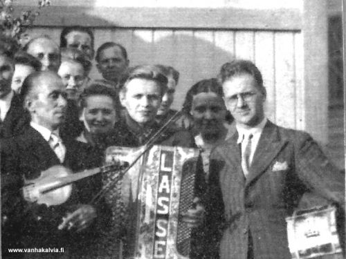 Kälviäläinen tanssiyhtye Tähti-Yhtye 1940-luvulla
Vas. Into Asujamaa, Lasse Karjalainen ja Jouko Kilpeläinen. 
Kuva on seurantalon edestä, häätilaisuudesta.

Martti Lassila (kontrabasso) puuttuu kuvasta. Laulaja oli Yrjö Särkkö. Karjalaisen Lassen lopetettua tuli haitaristiksi Heikki Toivonen. Kitaraa soittivat eri aikoina Kauno Kuorikoski ja Jorma Kinnari.


Keywords: Asujamaa Karjalainen Kilpeläinen Lassila Särkkö Toivonen Kuorikoski Kinnari 