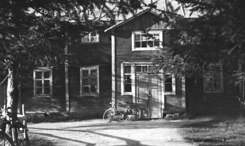 Nurmela
Talon alkuperäiset omistajat olivat Antti ja Hilma Mäkelä (Mäkelä 30). Rakennus siirrettiin 1931 jakotoimituksen vuoksi Mäkelän mäeltä Nurilan maalle ja paikan nimeksi tuli Nurmela. Talo on purettu 196o-luvun alkupuolella.

Keywords: Mäkelä Nurila