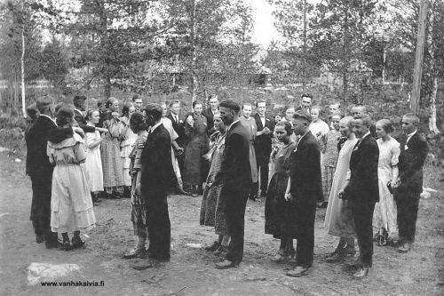 Nuoriso tanssin pyörteissä
Kauniisti pukeutuneita nuoria tanssimassa. Mitähän juhlitaan ja missä? 
