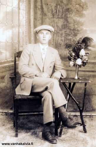 Kaarlo Tarkkinen nuorempi
Kaarlo Tarkkisia oli kaksi - isä ja poika. Isä Kaarlo (s. 1880 Norjassa) lähti Amerikkaan 1909 ja palasi sieltä 1913. Vuonna 1925 hän lähti Australiaan ja jäi sinne pysyvästi. Hilma Erkintytär Marttilan (Marttila 21) ja Kaarlo Ferdinandinpoika Tarkkisen vanhin lapsi syntyi 9.8.1904 ja sai isänsä mukaan nimen Kaarlo Eerik Ferdinand. 

Kuvassa on tämä nuorempi Kaarlo Tarkkinen. Siirtolaisuusinstituutin rekisteritietojen mukaan hän on matkustanut Kanadaan elokuussa 1926. Kuva lienee otettu matkan aikana. Paluu on tapahtunut aika pian, sillä vuonna 1930 hänet vihittiin avioliittoon Aili Kolehmaisen kanssa.  Kaarlo Tarkkinen toimi Kälviällä mm. meijerin koneenkäyttäjänä ja rakensi amerikkalaismallisen talon Ullavantien varteen, josta muutti perheineen Pietarsaareen. Anna Maria Ingalsuo (s. Parpala) muutti taloon vuoden 1938 tienoilla ja asui siinä kuolemaansa saakka 1986. Talo on purettu kunnankirjaston tieltä noin 1988.

Kaarlo Eerik Ferdinand Tarkkisen nuorempi veli, Sulo Armas Tarkkinen (s. 14.5.1907 Kaarlelassa) muutti vuonna 1930 Australiaan.



Keywords: Tarkkinen USA Australia Canada Marttila Kolehmainen 